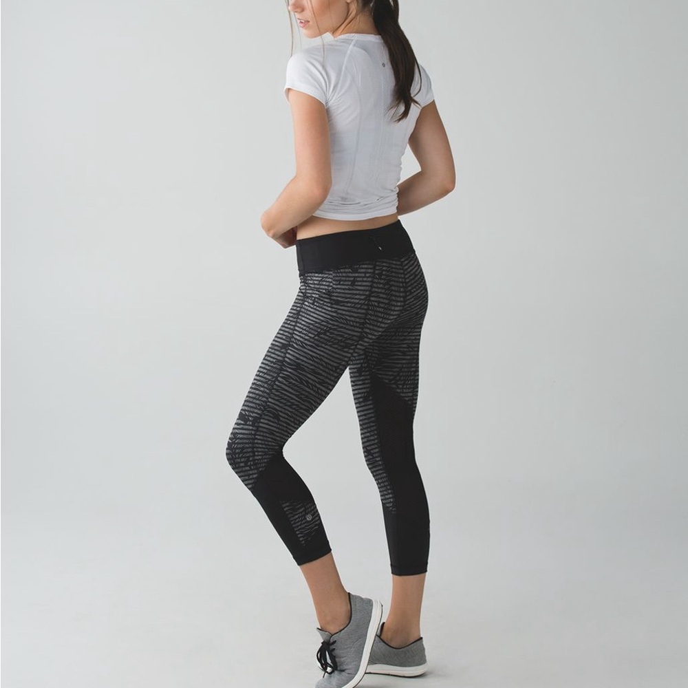 Lululemon Pace Rival Crop 22” Size 6 Black Gray Luxtreme Running Leggings